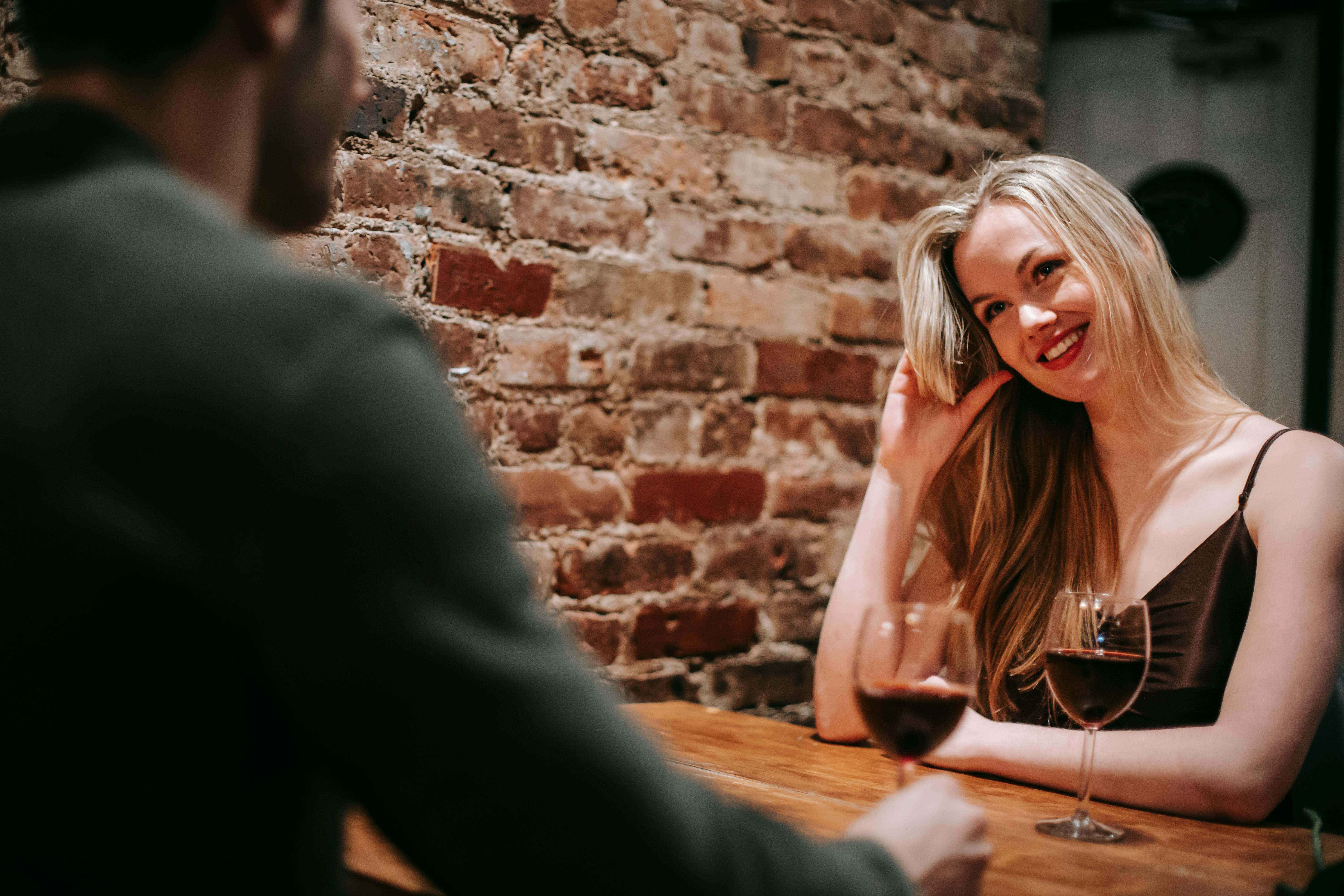 Couple in a restaurant enjoying a romantic date | Source: Pexels