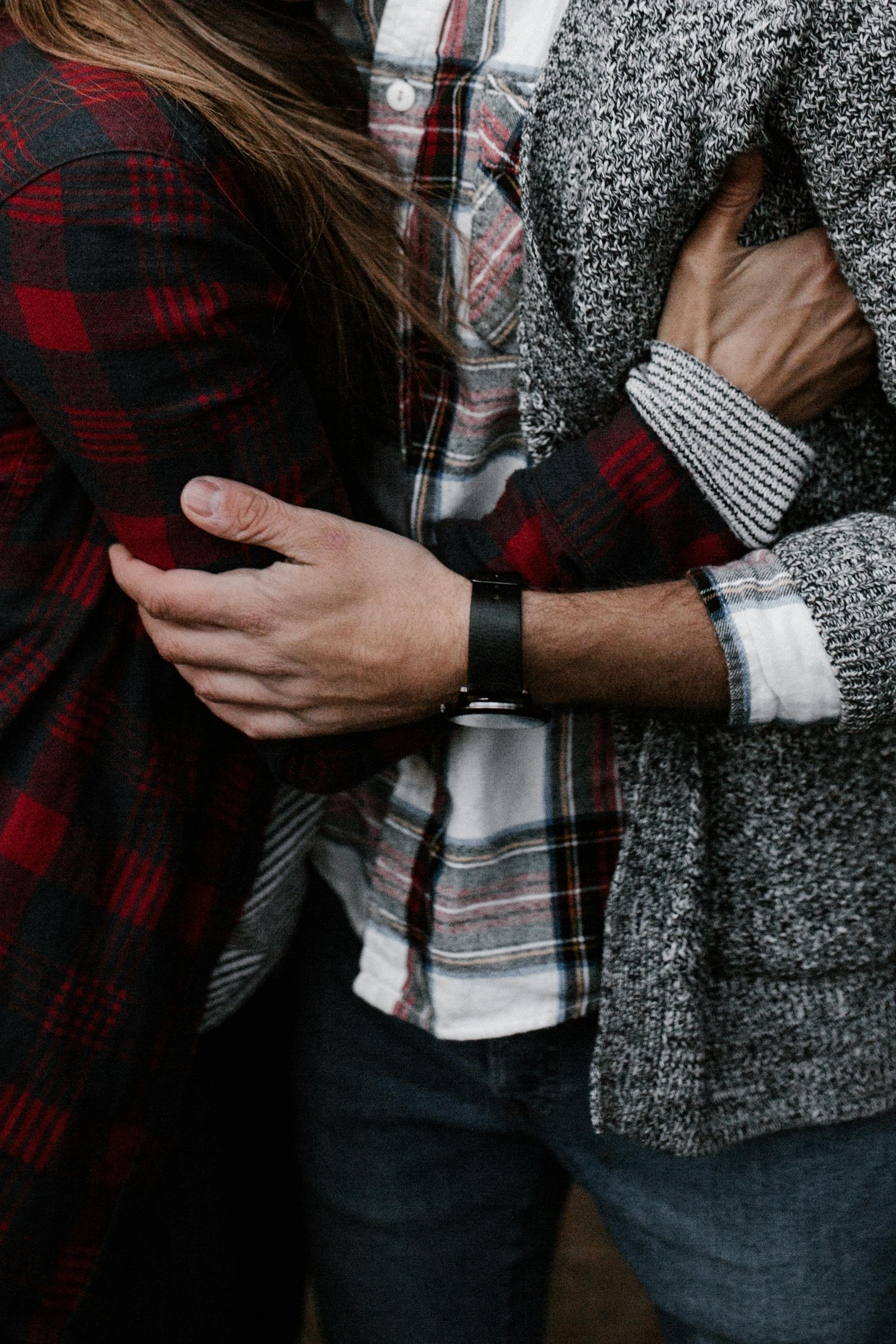 Couple hugging | Source: Pexels